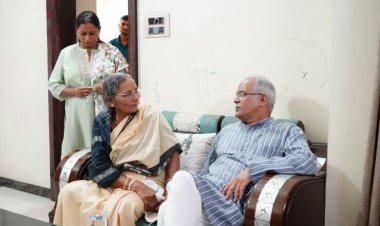 विधायक देवेन्द्र यादव के परिवार से मिले पूर्व मुख्यमंत्री भूपेश बघेल