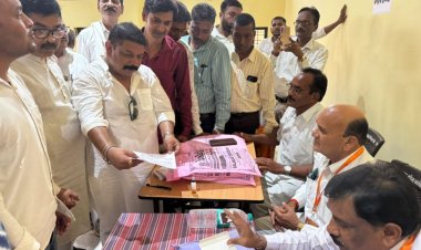 आज अजीत मढरिया (बजरंगी ) ने कुर्मी समाज केन्द्रीय अध्यक्ष पद के लिए नामांकन दाखिल किया