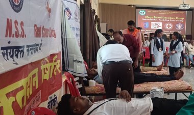 लाल चक्रधर शाह स्नाकोत्तर महाविद्यालय अम्बागढ़ चौकी  में आज विशाल रक्तदान कार्यक्रम आयोजित हुआ।