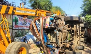 दुर्ग में बड़ा हादसा, ओवर ब्रिज से 30 फीट नीचे गिरा ट्रक, चालक की मौत