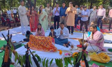 पुलिस लाइन में एसएसपी ने परंपरागत तरीके से की शस्त्र-पूजा