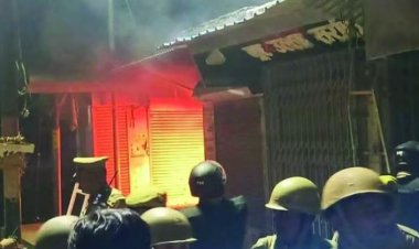 Uttar Pradesh  महराजगंज विसर्जन जुलूस में पत्थरबाजी के बाद व्यक्ति की गोली मारकर हत्या, देर रात तक प्रदर्शन और जगह-जगह आगजनी, थाना इंचार्ज और चौकी प्रभारी निलंबित