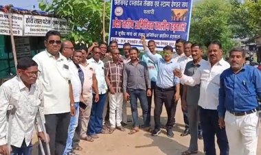 हड़ताल पर बैठे दस्तावेज लेखक व स्टाम्प वेंडर्स, सुगम एप से नाखुश