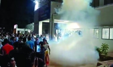 पुलिस हिरासत में मौत, थाना प्रभारी और आरक्षक निलंबित, सैकड़ों लोगों की भीड़ ने थाने में किए पथराव, पुलिस की गाड़ियों में भी तोड़फोड़