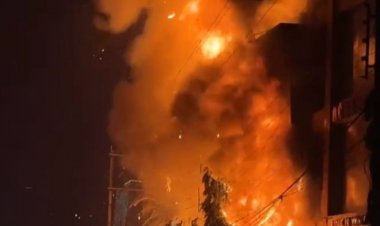 ज्वेलरी और फर्नीचर शो रूम में लगी भीषण आग