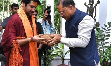 मुख्यमंत्री ने पं. धीरेंद्र शास्त्री से आशीर्वाद ग्रहण किया