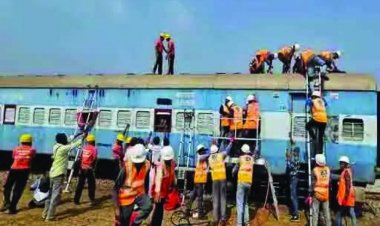 दुर्ग जिले में पटरी से उतरी बच्चों से भरी हुई ट्रेन की बोगी, सूचना मिलते ही एसडीआरएफ और रेलवे की टीम पहुंच लोगों को किया रेस्क्यू