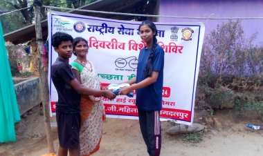 शासकीय दंतेश्वरी स्नाकोत्तर महिला महाविद्यालय ,जगदलपुर, राष्ट्रीय सेवा योजना इकाई की छात्राओं द्वारा ग्राम बाबू सेमरा में जरूरतमंदों को वस्त्र व ऊनी कपड़े वितरित