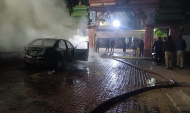 भिलाई। भिलाई में एक मंदिर के बाहर खड़ी कार में भीषण आग