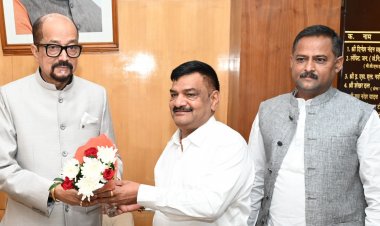 राज्यपाल श्री डेका से अखिल भारतीय कुर्मी क्षत्रीय महासभा के पदाधिकारियों ने भेंट की