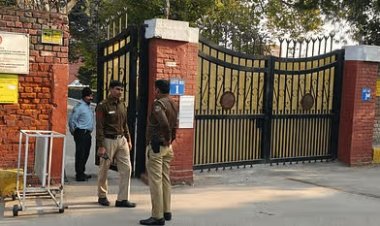 दिल्ली के 40 स्कूलों को बम से उड़ाने की धमकी, अभिभावकों में हड़कंप