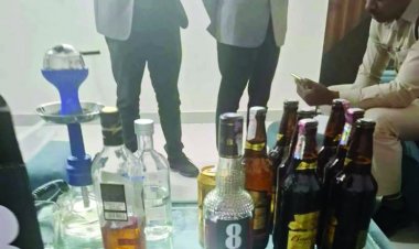 फार्म हाउस और क्लब में छापा, बड़े पैमाने पर शराब जब्त