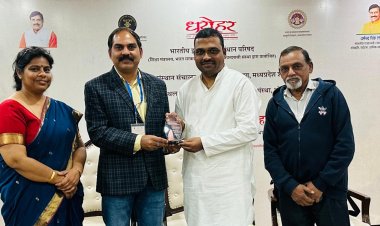 डॉ.चौलेश्वर चंद्राकर ने भोपाल मध्यप्रदेश में राष्ट्रीय संगोष्ठी 9,10 जनवरी को भाग लेकर होलकर वंश की महारानी अहिल्याबाई का ऐतिहासिक योगदान पर  शोध पत्र वाचन कर सम्मानित हुऐ l