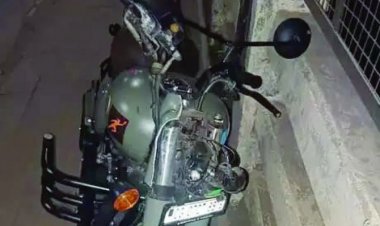 फ्लाई ओवर ब्रिज में  बेरीकेट्स से टकराकर बुलेट सवार युवकी की मौत, एक गंभीर