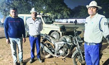 वाहन चेकिंग के दौरान चोरी की बाइक बरामद, सशक्त एप से मिली मदद