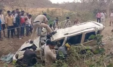 पुल से नीचे गिरा तेज रफ्तार स्कॉर्पियो, चार लोगों की मौत, बच गया बकरा