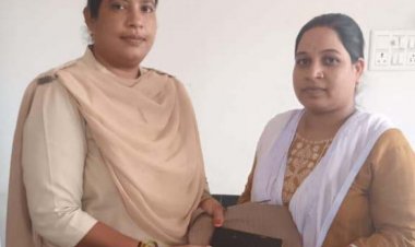 महिला के चेहरे पर राहत की मुस्कान, ट्रैफिक पुलिस ने लौटाया गुमा हुआ पर्स और मोबाइल