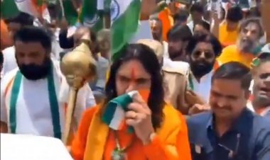 ‘तिरंगा यात्रा’ में BJP विधायक ने तिरंगे से पोंछी नाक, वायरल वीडियो पर उठे सवाल