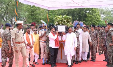 मुख्यमंत्री ने नक्सल मुठभेड़ में शहीद जवान मेहुल भाई को दी श्रद्धांजलि   शहीद मेहुल भाई के पार्थिव शरीर को कंधा देकर दी अंतिम विदाई