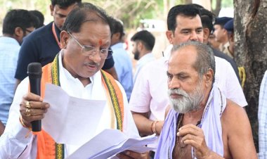 गुलमोहर पेड़ के नीचे लगी मुख्यमंत्री की चौपाल