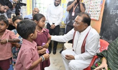 सीएम साय पहुंचे मांदरी गांव के आँगनबाड़ी केंद्र, बच्चों से मिले