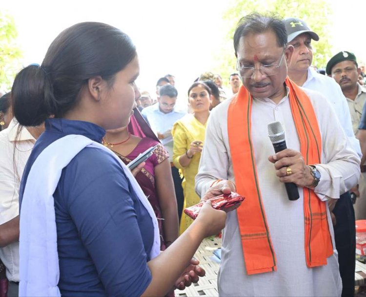 बैगा समुदाय की बिटिया ने किया स्कूल में टॉप, मुख्यमंत्री से की मुलाकात