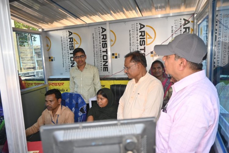 मुख्यमंत्री ने किया अटल डिजिटल सेवा केंद्र का अवलोकन