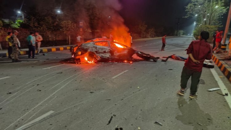 रायपुर स्ट्रीट पोल में जा भिड़ी अनियंत्रित कार, जिंदा जला युवक