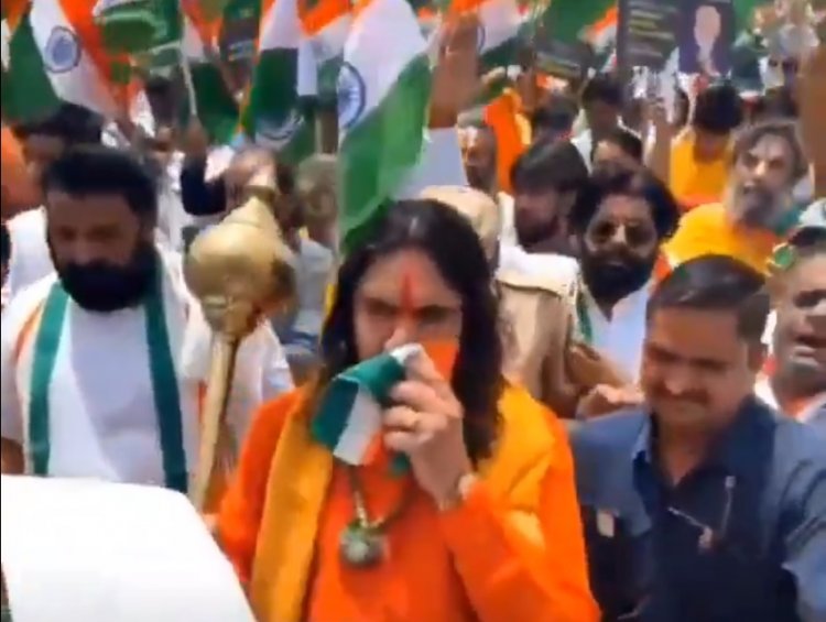 ‘तिरंगा यात्रा’ में BJP विधायक ने तिरंगे से पोंछी नाक, वायरल वीडियो पर उठे सवाल
