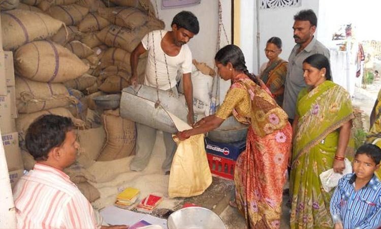 राशन दुकान संचालक पर हुई FIR