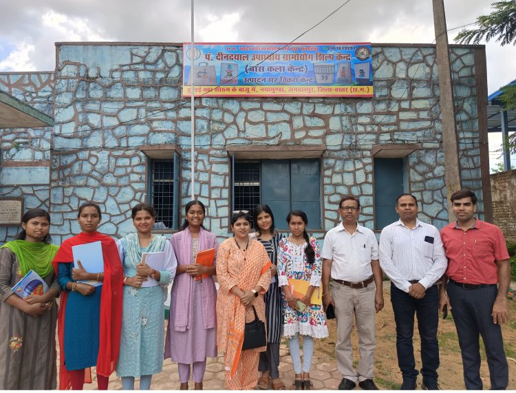 छात्राओं ने सीखा बांस कला और जनजातीय शिल्प का महत्व मानवविज्ञान विभाग, शासकीय दंतेश्वरी पी.जी. महिला महाविद्यालय, जगदलपुर का शैक्षणिक भ्रमण
