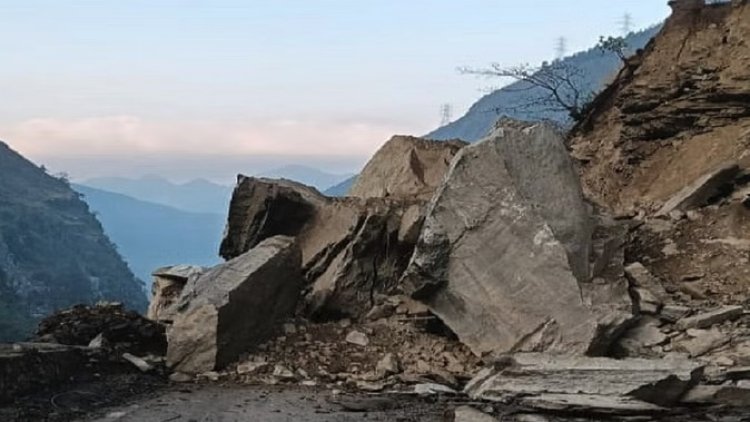 पहाड़ी दरकने से कैलाश मानसरोवर यात्रा मार्ग बंद: फंसी गाड़ियां, श्रद्धालु परेशान