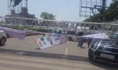 मरीन ड्राइव में हादसा: सड़क पर गिरा होर्डिंग का फ्रेम, दो गाड़ियां क्षतिग्रस्त