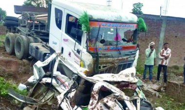 Madhya Pradesh  कार पर सीमेंट से भरा ट्रक पलटने से 9 लोगों की मौत