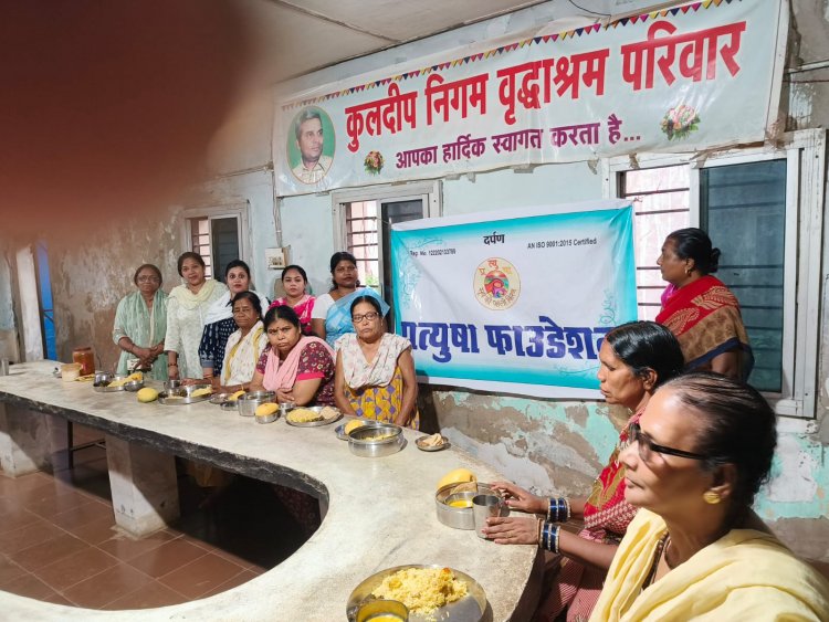 वृद्धाश्रम में रहने वाले पिता तुल्य वृद्ध पिता संग मनाया अंतराष्ट्रीय पितृ दिवस