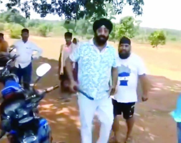 भूमाफिया ने बंदूक लहराकर किसानों को दी धमकी