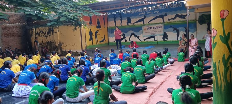 अंतराष्ट्रीय योग दिवस के अवसर प्रत्युषा फाउंडेशन ने स्कूल के छात्राओं को पीरियड पेन रिलीव योग और हस्त मुद्रा सिखाया *