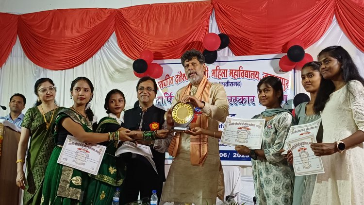 *दंतेश्वरी महिला महाविद्यालय में वार्षिक पुरस्कार वितरण एवं सांस्कृतिक समारोह सम्पन्न विधायक किरण सिंह देव ने किया वृक्षारोपण, ग्रंथालय के लिए 5 लाख देने की घोषणा