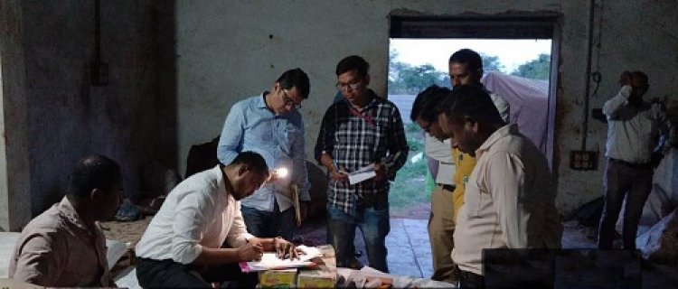 अवैध सितार निर्माण फैक्ट्री में दबिश, दस्तावेज के अभाव में फैक्ट्री सील