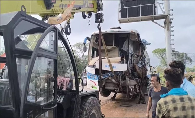 डम्पर से टकराई बस: 3 यात्रियों की मौत, कई घायल...