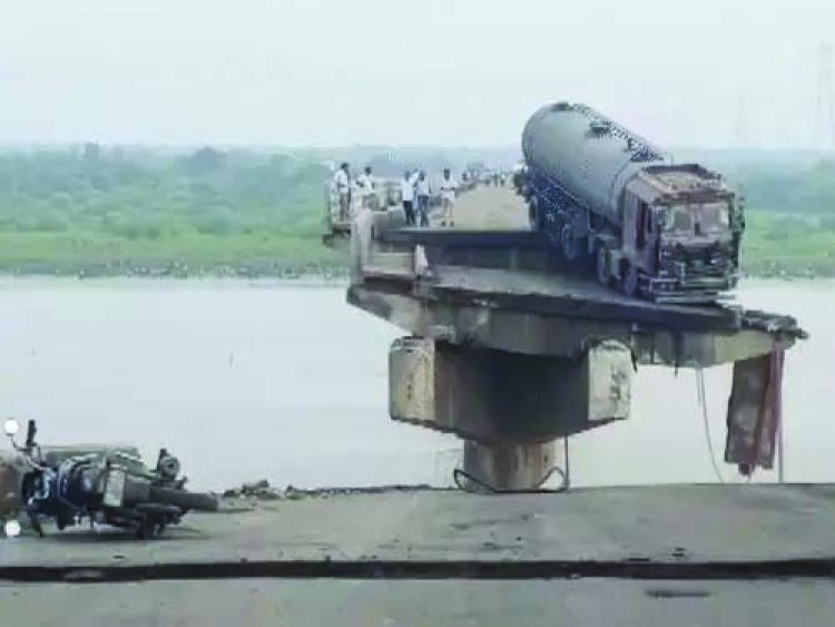 Gujarat ब्रिज टूटने से नदी में गिरकर बह गए कई वाहन, दो लोगों की मौत