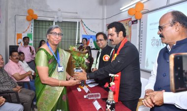 शासकीय दंतेश्वरी पी जी महिला महाविद्यालय जगदलपुर में नवप्रवेशित छात्राओं के लिए दीक्षारंभ कार्यक्रम का आयोजन किया गया।