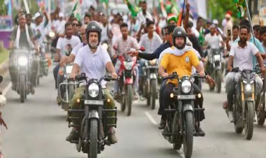 राहुल गांधी ने वोटर अधिकार यात्रा में की बुलेट की सवारी