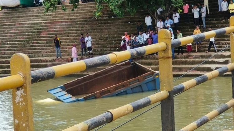 महादेव घाट में बड़ा हादसा: खारुन नदी में गिरा तेज रफ़्तार ट्रक...