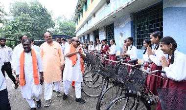 मुख्यमंत्री निर्देश पर सरस्वती सायकल वितरण: विधायक पुरंदर मिश्रा ने डॉ. श्यामा प्रसाद मुखर्जी शासकीय कन्या विद्यालय को नई बिल्डिंग का आश्वासन दिया।