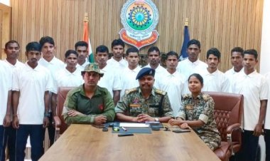 नारायणपुर  16 माओवादी नक्सलियों ने किया आत्मसमर्पण, मुख्यधारा से जुड़ने की ली शपथ