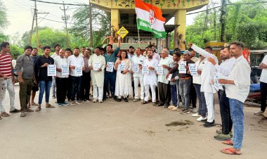 “मोदी सरकार के वादे निकले खोखले – युवा कांग्रेस ने मनाया ‘बेरोज़गारी दिवस’”  “रोज़गार दो – जुमले नहीं, खाली पद कब भरोगे?”  “युवाओं के भविष्य के साथ विश्वासघात कर रही है भाजपा सरकार”