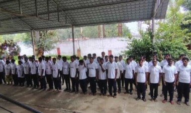 दंतेवाड़ा में 30 इनामी समेत 71 नक्सलियों ने डाले हथियार