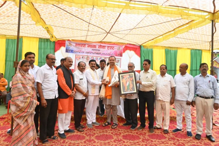 नगर पंचायत पलारी के पूर्व अध्यक्ष यशवर्धन मोनू वर्मा का जन्मदिन धूमधाम से मनाया गया।।