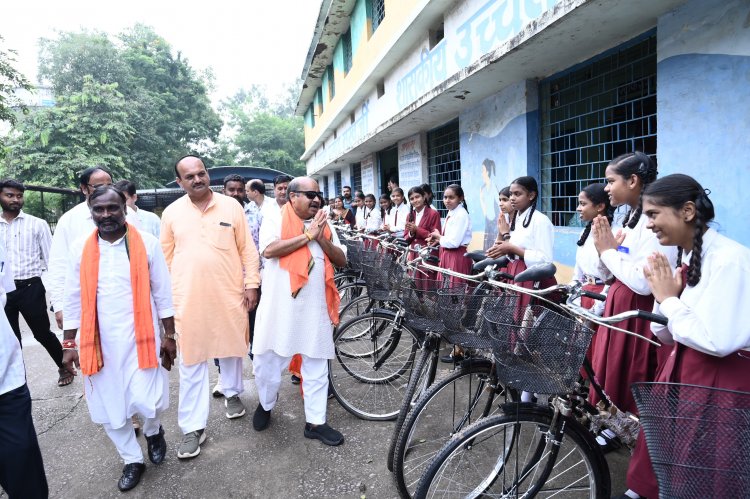 मुख्यमंत्री निर्देश पर सरस्वती सायकल वितरण: विधायक पुरंदर मिश्रा ने डॉ. श्यामा प्रसाद मुखर्जी शासकीय कन्या विद्यालय को नई बिल्डिंग का आश्वासन दिया।